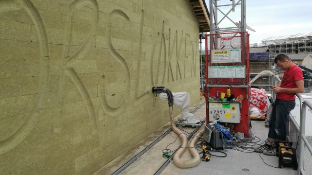en_robot_arbejder_paa_en_byggeplads