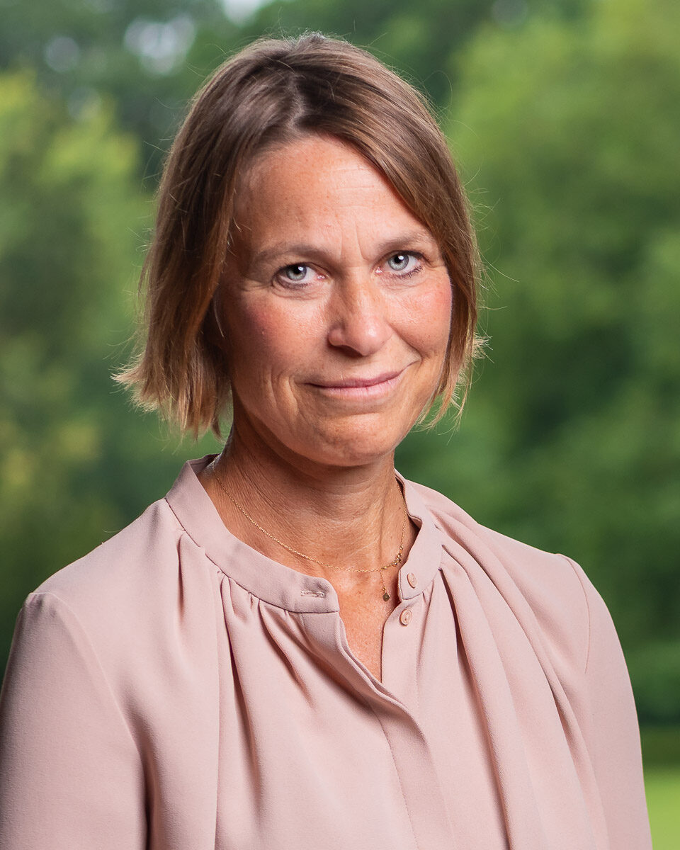 Kvinde i bluse med naturbaggrund