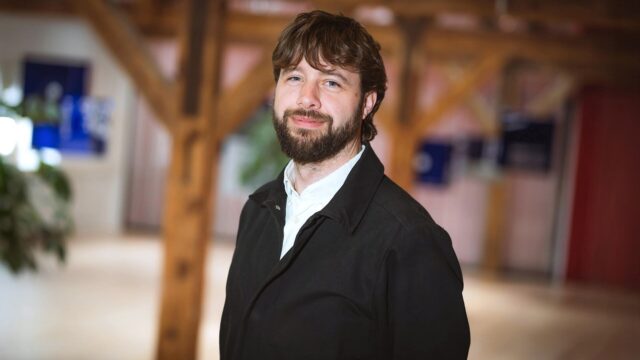 Jakob Lindmark Frier i sort jakke, indendørs.