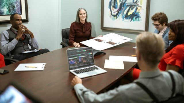 Ejerleder og bestyrelsen mødes ved et mødebord. Det scenarie skal ses oftere og derfor skal et nyt initiativ sikre, at danske ejerledere bliver bedre til at etablere en kompetent bestyrelse - og til at udnytte den fuldt ud.