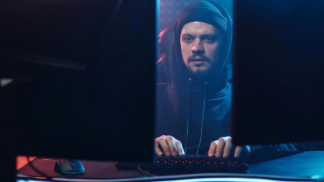 En person arbejder ved computeren.