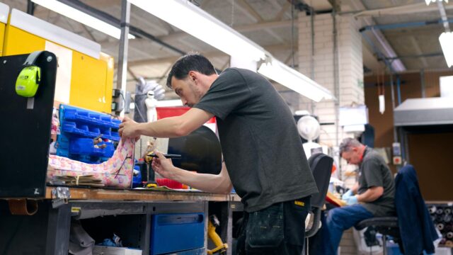 Neurodiversitet som konkurrencekraft - foto fra Pexels taget af thisisengineering - 2025 Mænd arbejder i et værksted.