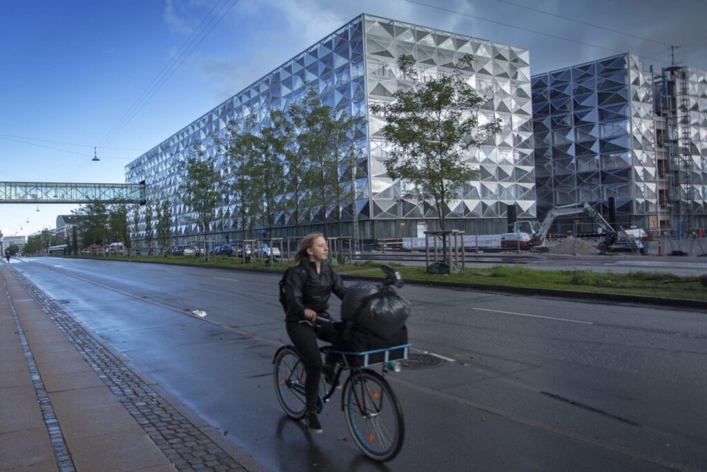 En stor glasbygning kaldet Niels Bohr Bygningen der ligger i Innovation District Copenhagen - Foto af Mikal Schlosser