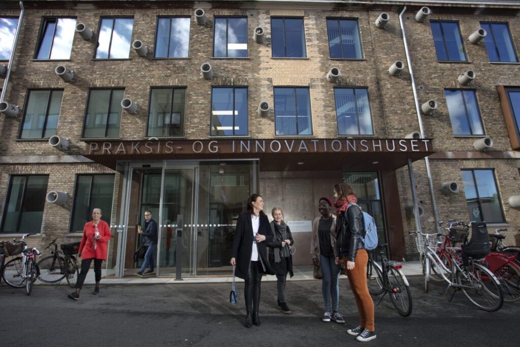 En stor murstensbygning kaldet Praksis- og innovationshuset der ligger i Innovation District Copenhagen - Foto af Mikal Schlosser