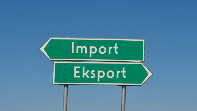 To vejskilte, der peger hver sin vej med teksten eksport og import