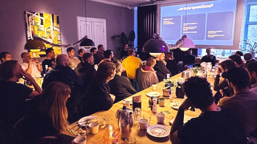 Møde med mange deltagere ved morgenbordet. Møder og netværk er en del af Track2Exit.