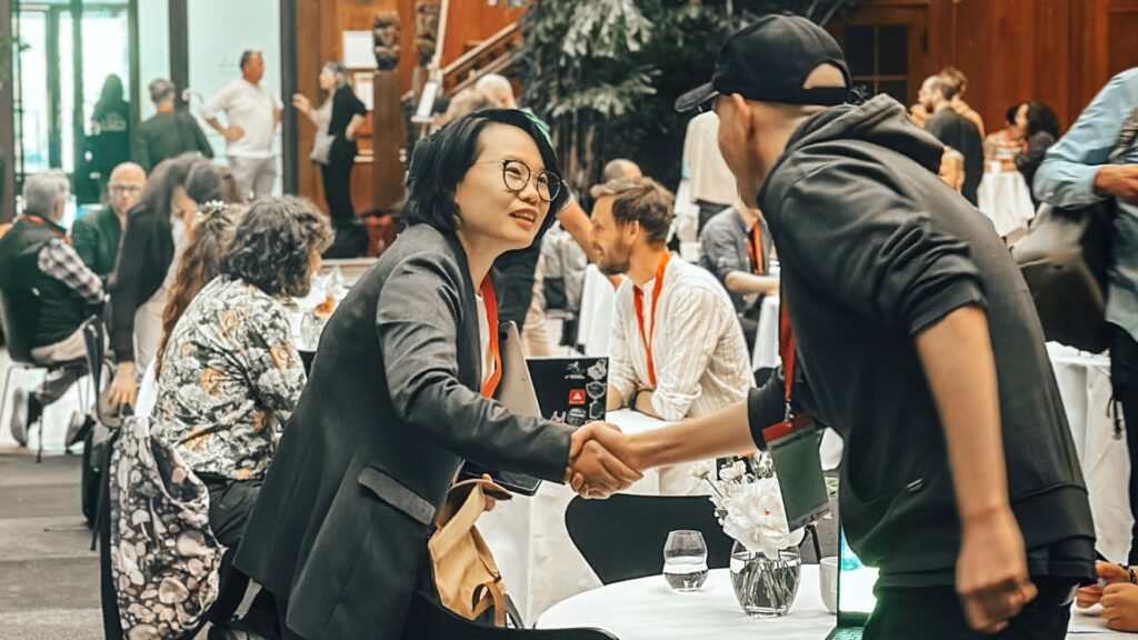 Møde mellem mennesker i en sal i forbindelse med Track2Exit.