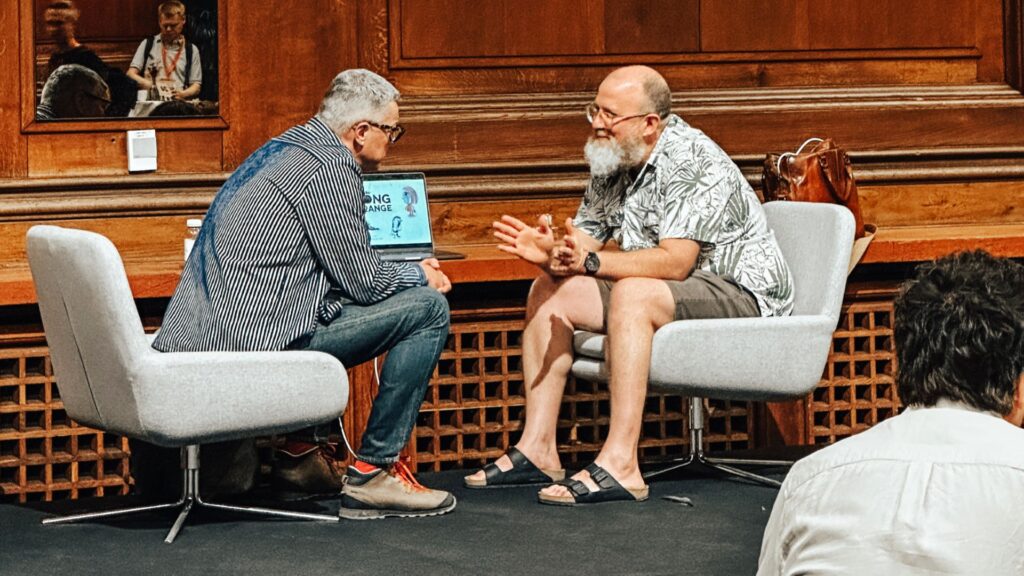 Ledelser vejledes gennem Track2Exit - her er det to personer der sidder og taler.