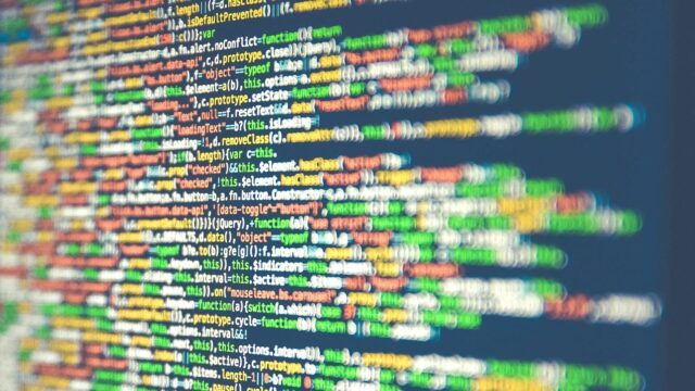 Det nye AI Lab skal styrke virksomheders arbejde med kunstig intelligens - her symboliseret ved farverig kode på en computerskærm.