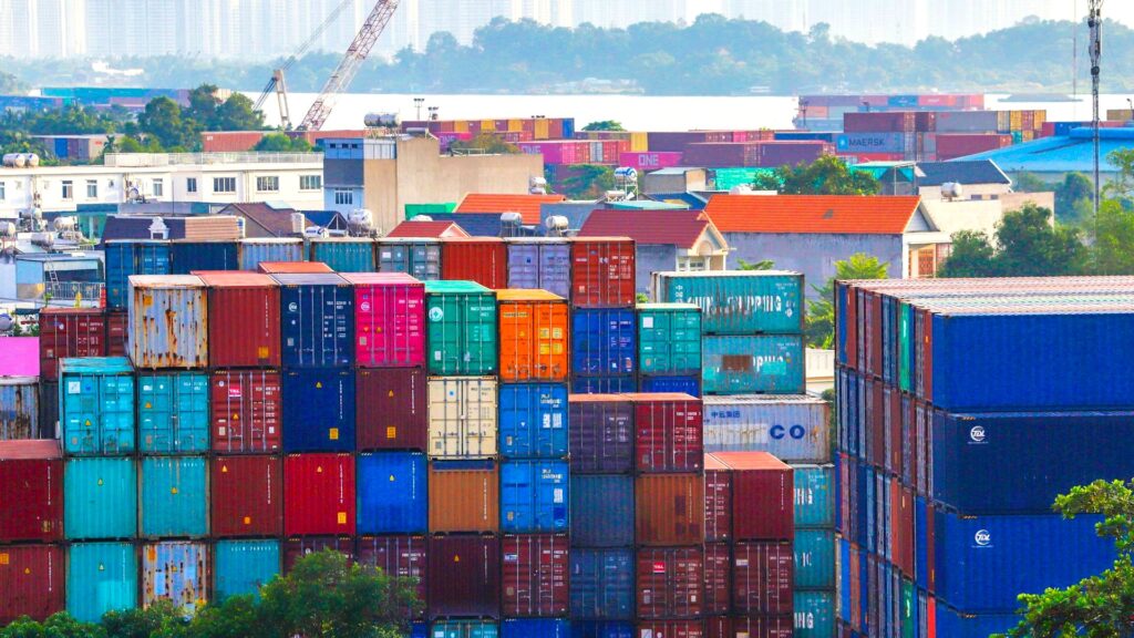 Containere i en containerhavn - det internationale stiller krav til udsyn og cybersikkerhed.