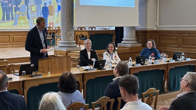 Debat i Fællessalen på Christiansborg om, hvordan mere forskning kan blive mere direkte anvendeligt i produktionsvirksomheder.